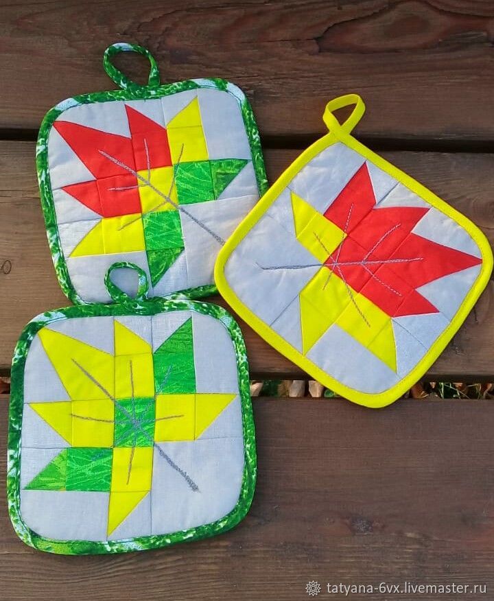 Прихватка листик. Прихватка листик. Прихватки лист лист. Прихватки крючком в виде листика. Лекала для пошива прихваток.