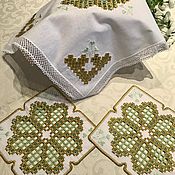 Linen napkin with embroidery and lace 