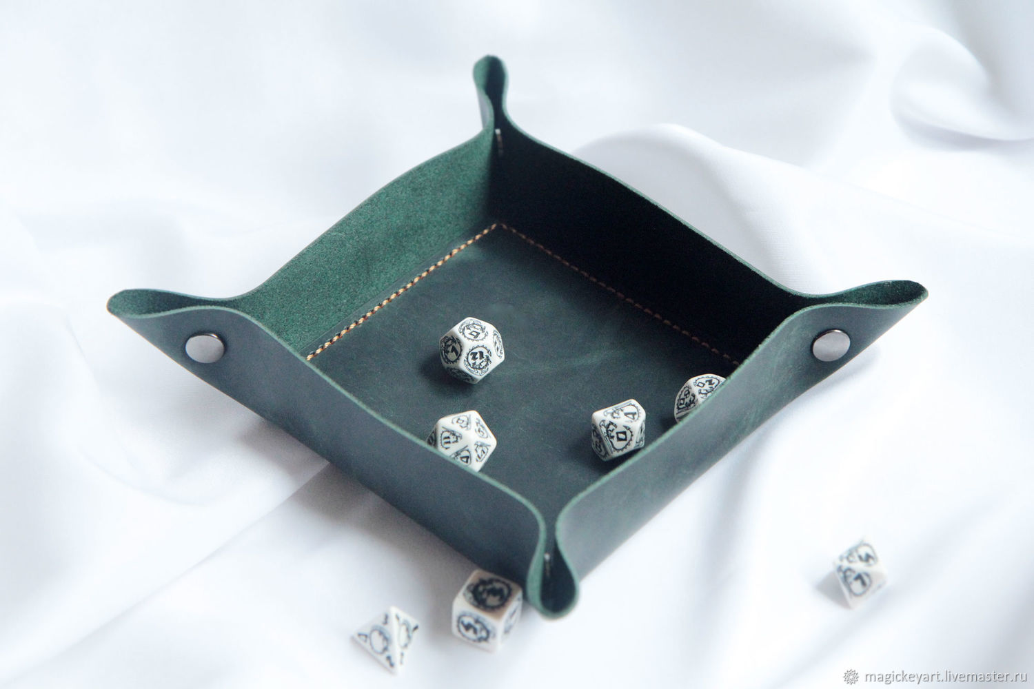 Арена для кубиков днд Dice tray из натуральной кожи зеленая в  интернет-магазине Ярмарка Мастеров по цене 1400 ₽ – PE3DCRU | Настольные  игры, Москва - доставка по России