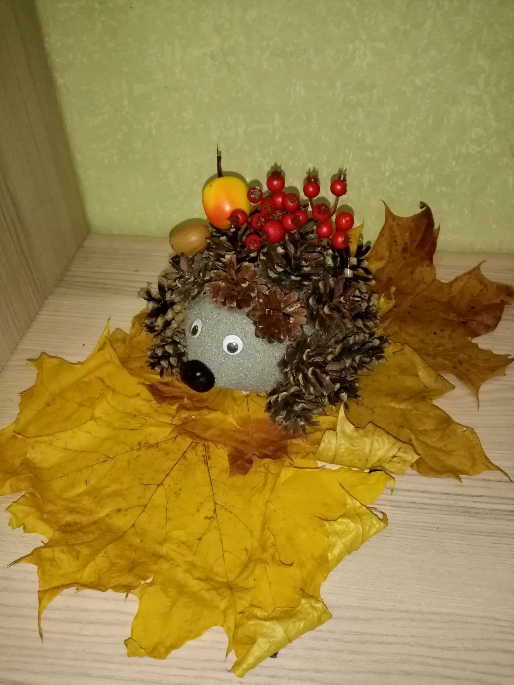 Осенняя аппликация «Ежик» из опавших листьев для детей