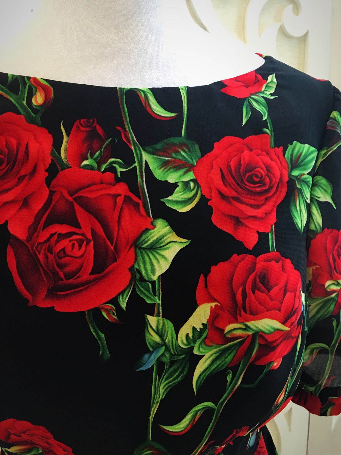 Черное платье с розами