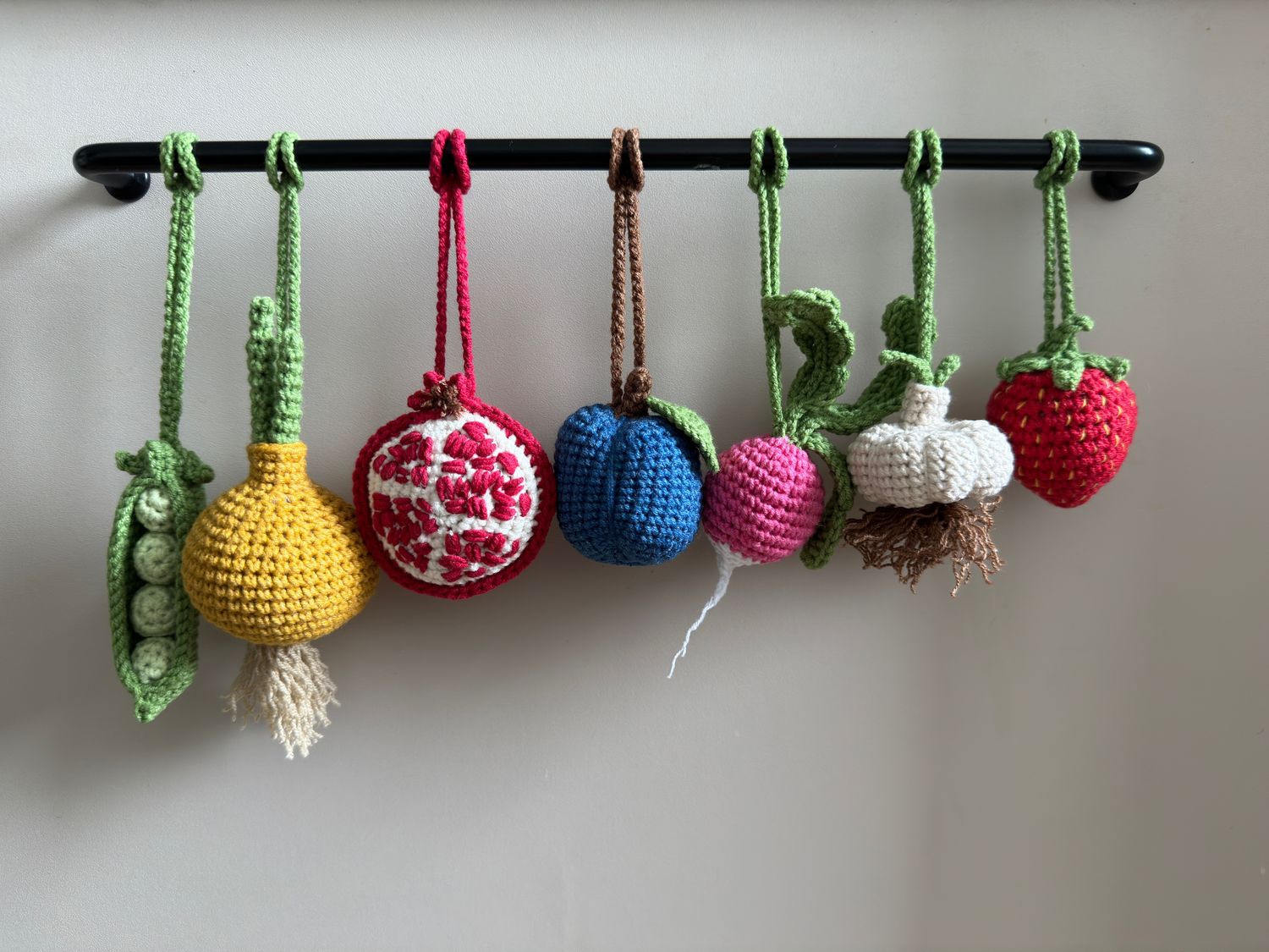 Обвес на сумку. Вязаные брелоки в виде овощей и фруктов в интернет ...