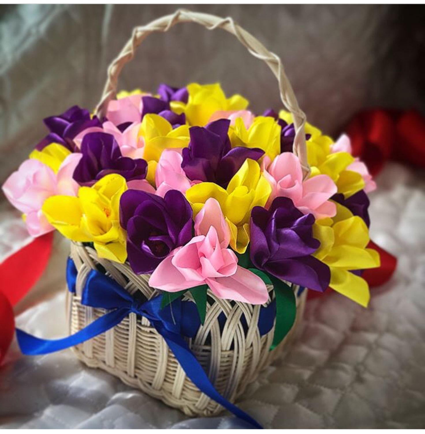 Интерьерные корзиночки с цветами из атласных лент