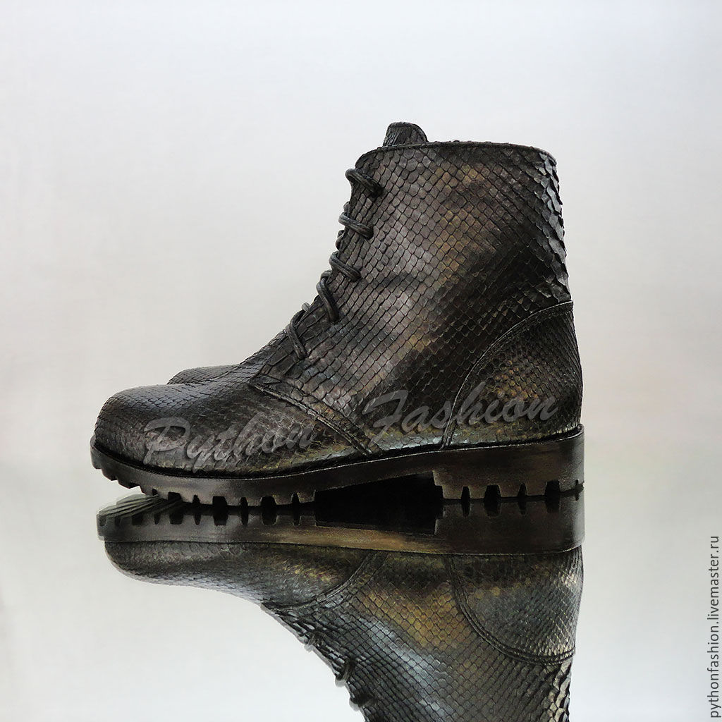 Shoes from Python. Men's winter boots from Python to fur. Stylish men's shoes Python skin, genuine sheepskin. The author's men's shoes custom. Black men's shoes handmade.
