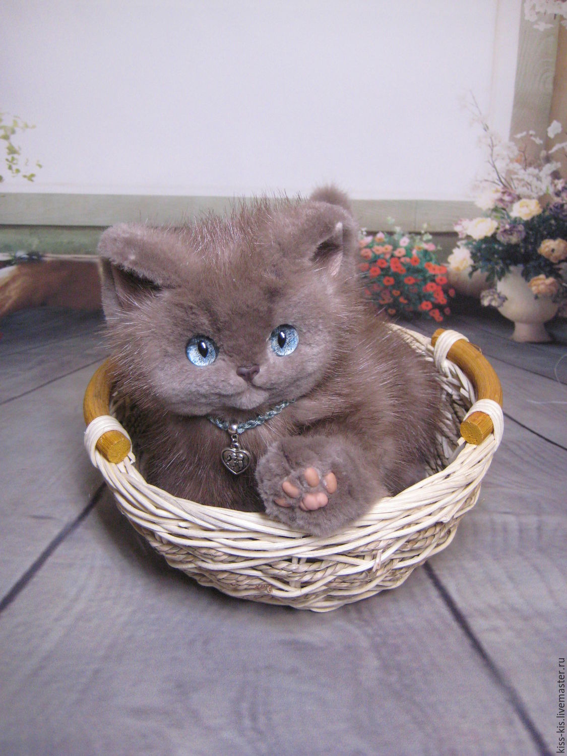 Кошки купить в московском. Котенок в корзинке игрушка. Игрушка для кошки. Игрушка кот ручной работы. Котята игрушки маленькие.