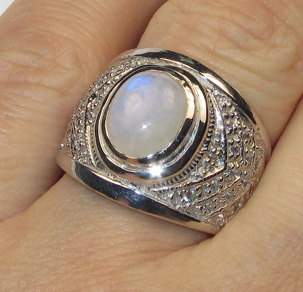Крупный камень в серебре кольцо