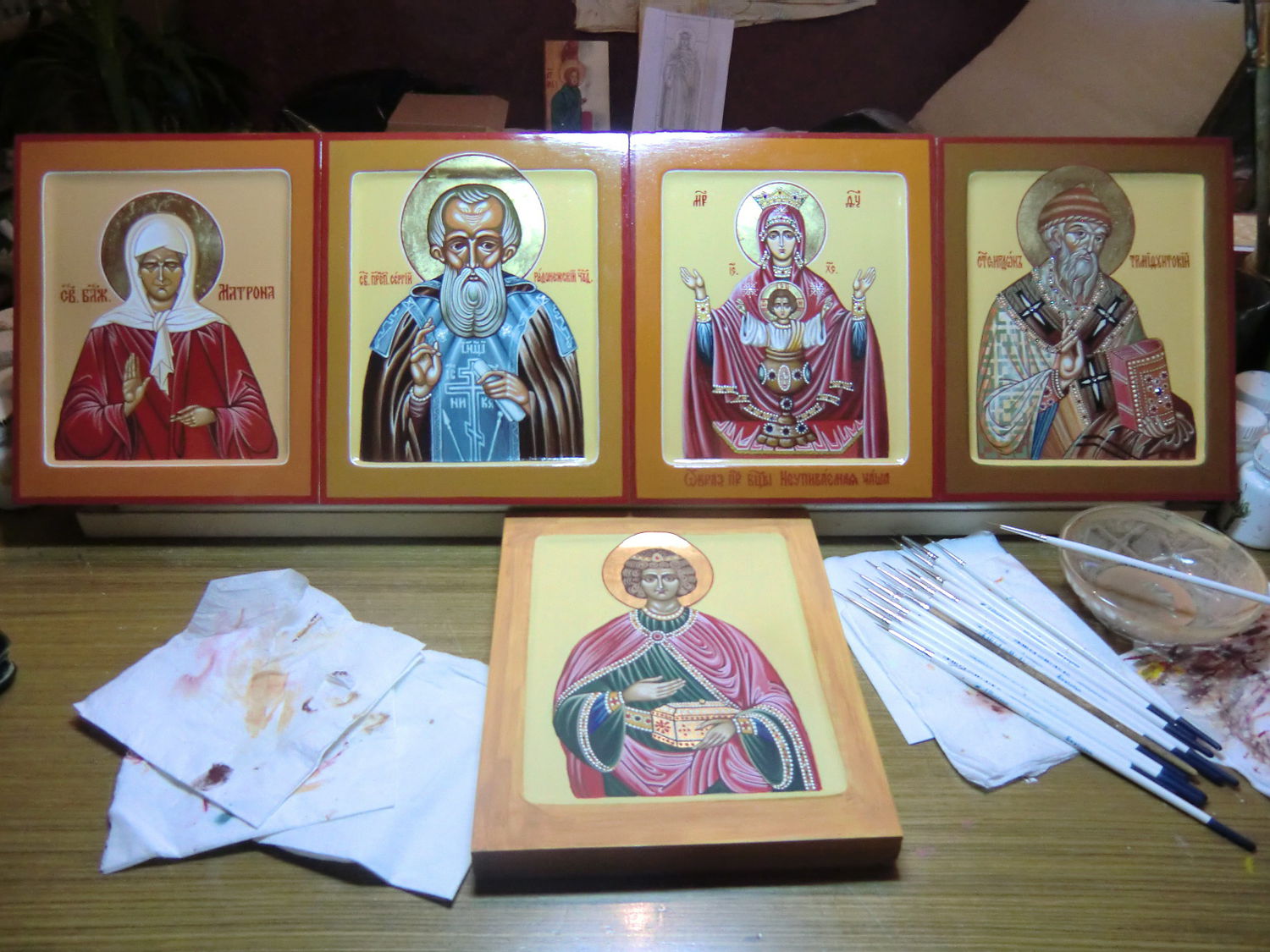 В МАСТЕРСКОЙ КИПИТ РАБОТА ...