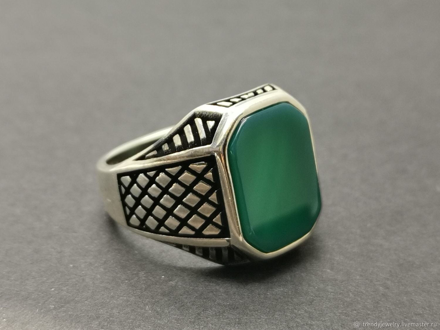 Мужское кольцо с зеленым камнем