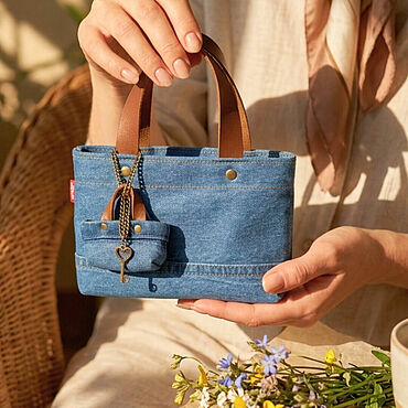 Сумки ручной работы. Ярмарка Мастеров - ручная работа Джинсовая сумка mini tote Levi`s ручной работы с аксессуаром. Handmade.