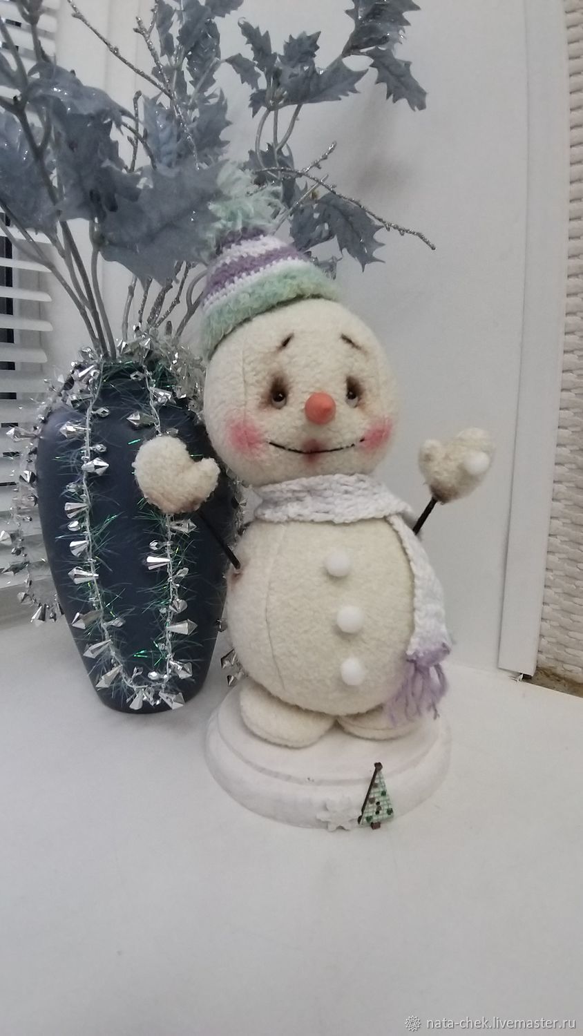 Интерьерная кукла снеговик. Куклы снеговики. Текстильная кукла новогодний снеговик. Кукла снеговик. Снеговик из флиса.