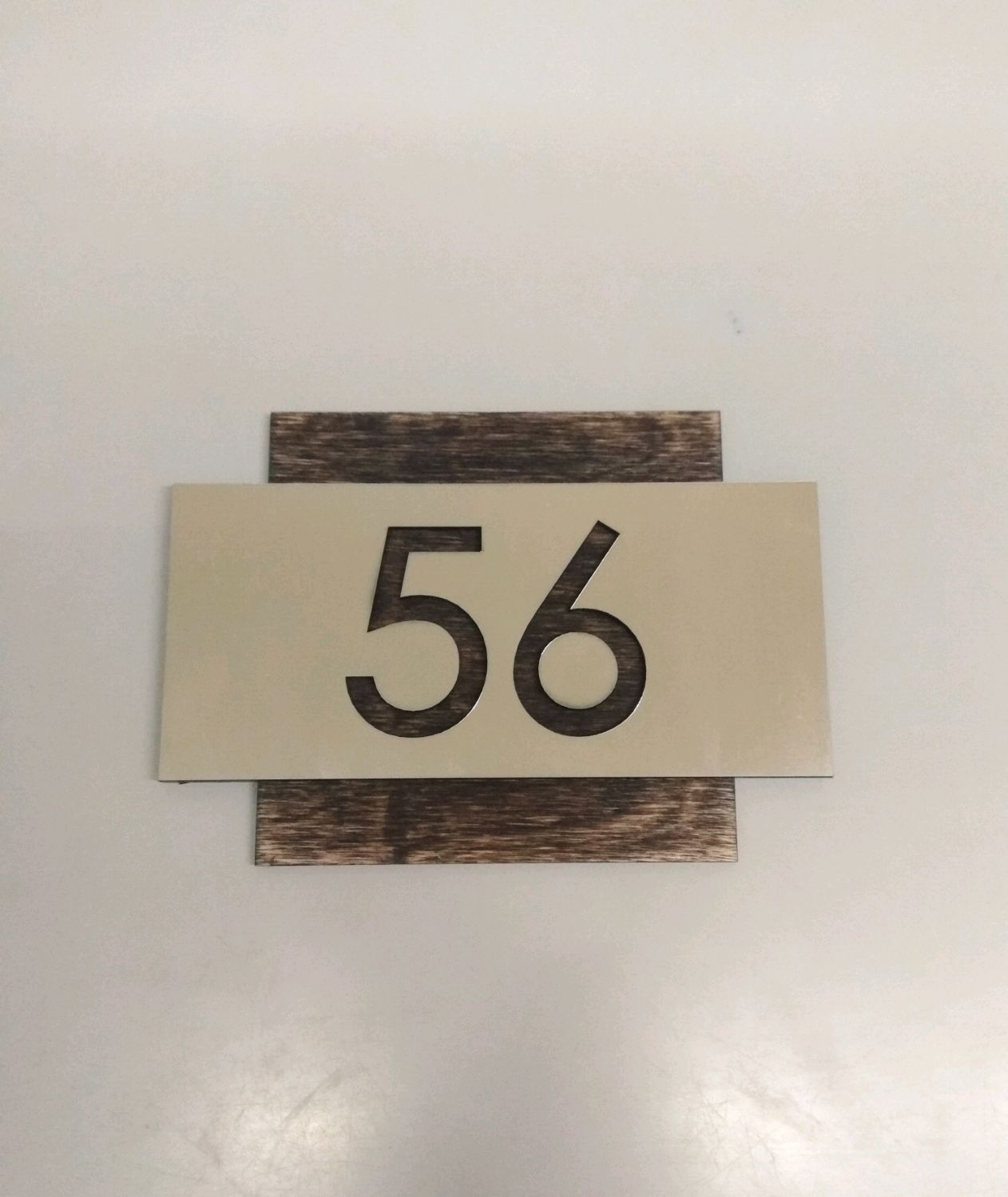 Цифра 1 для квартиры на дверь. Табличка с номером квартиры. Номерок на квартиру. Номер квартиры на дверь. Номерные таблички на дверь.