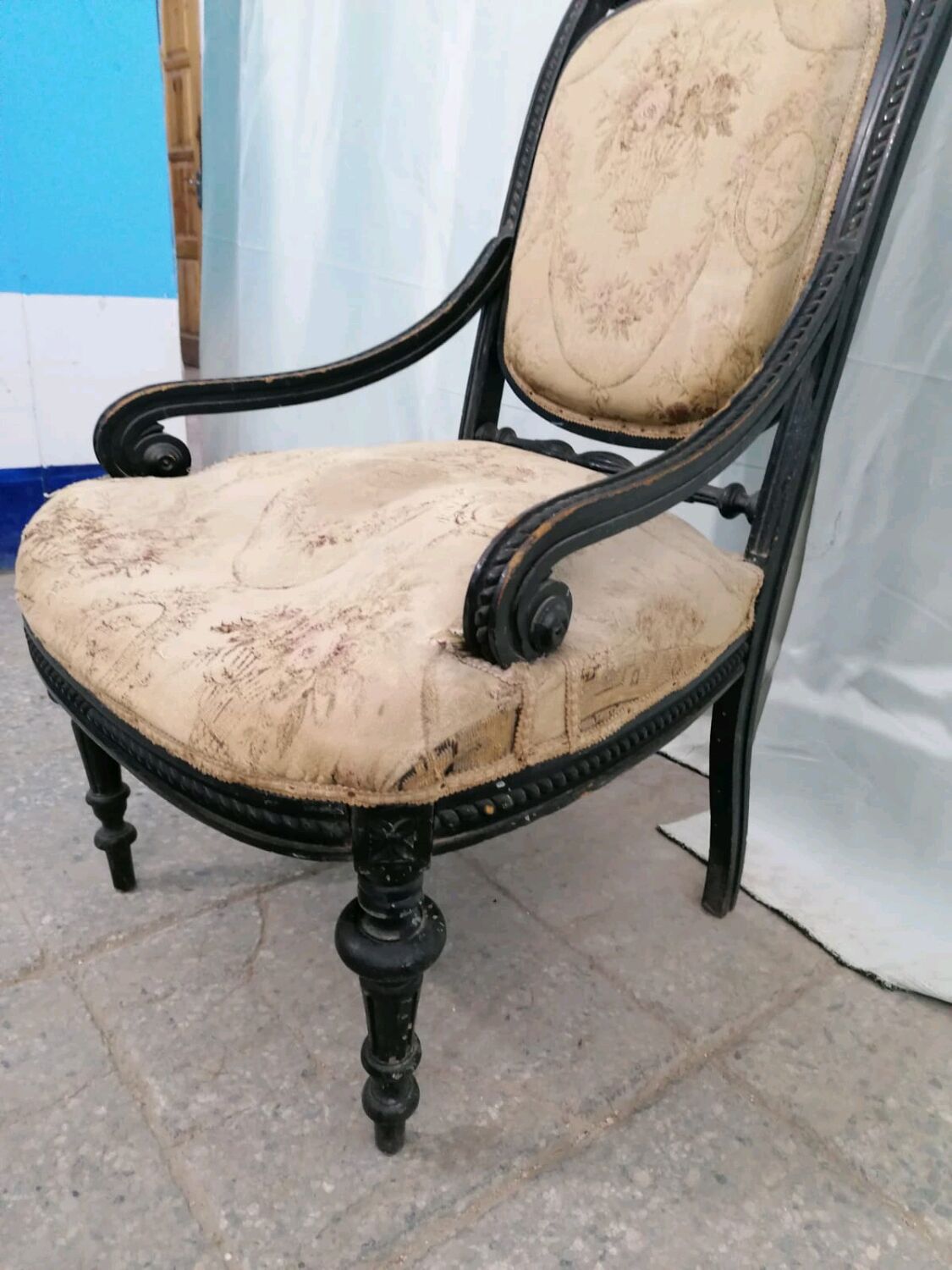 Кресло из карельской березы