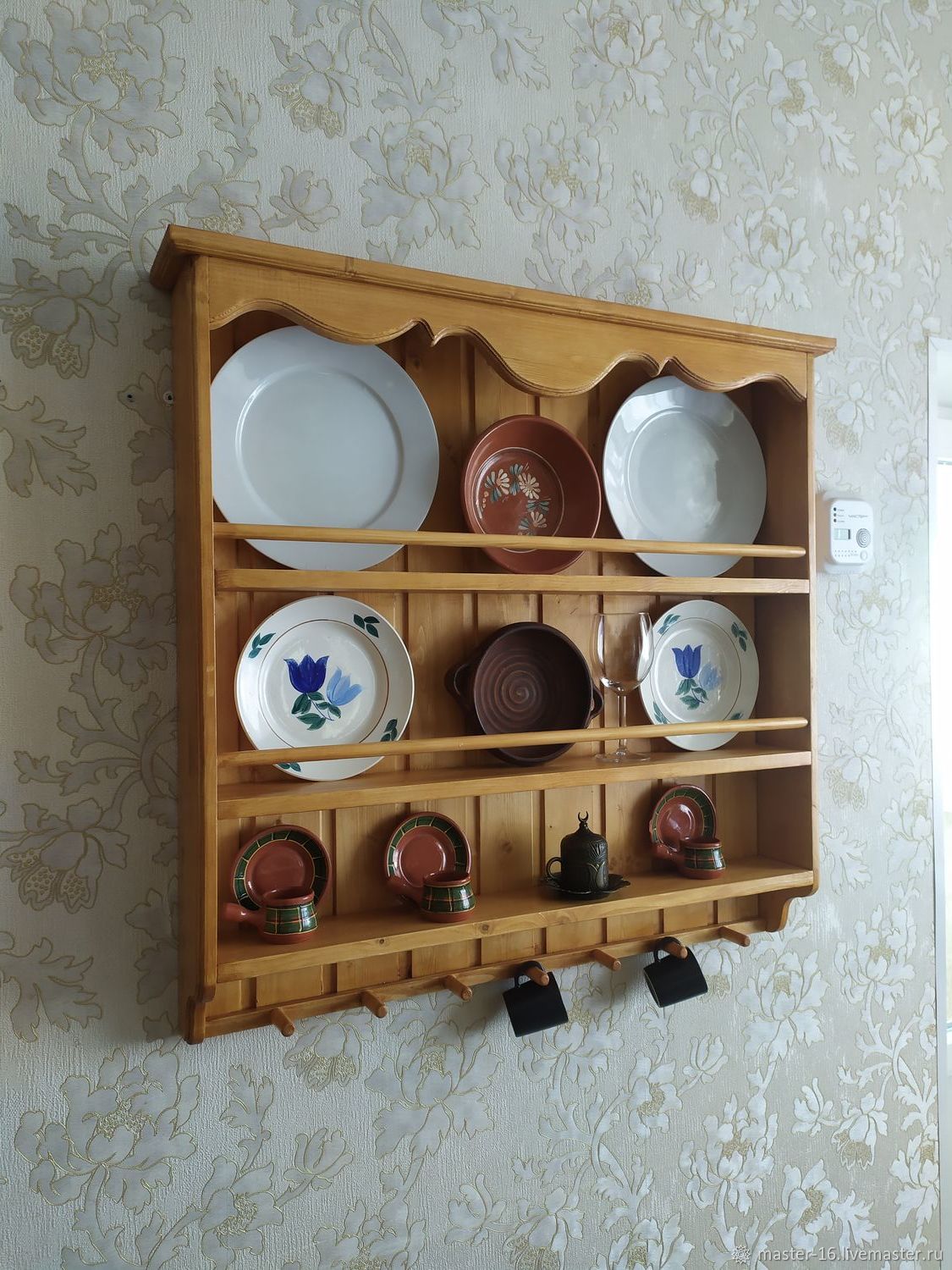 шкаф для декоративных тарелок