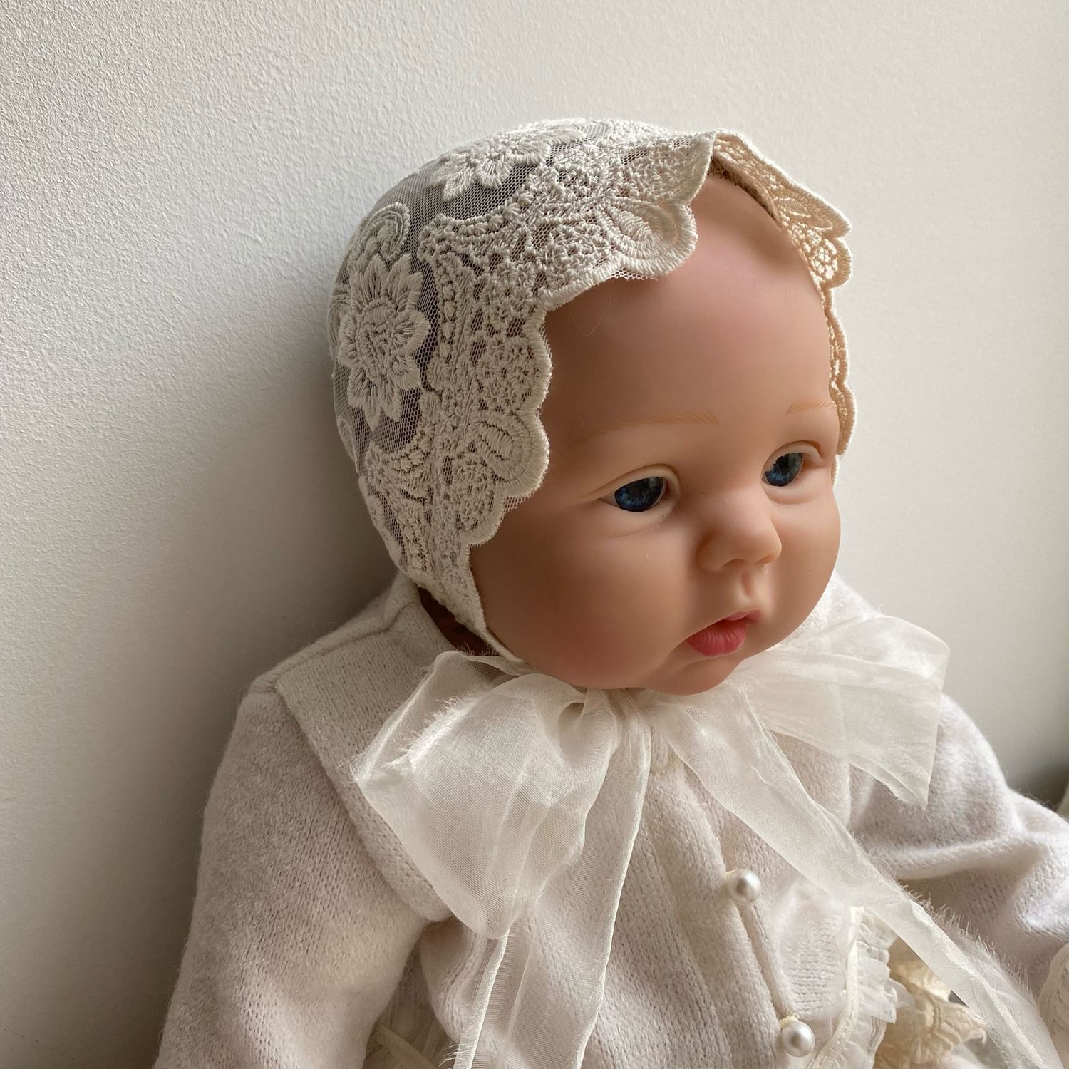 чепчик с кружевом для новорожденного. кружевной чепчик. шапочка с кружевом для новорожденных. чепчик кружевной. кружевные чепчики для новорожденных.