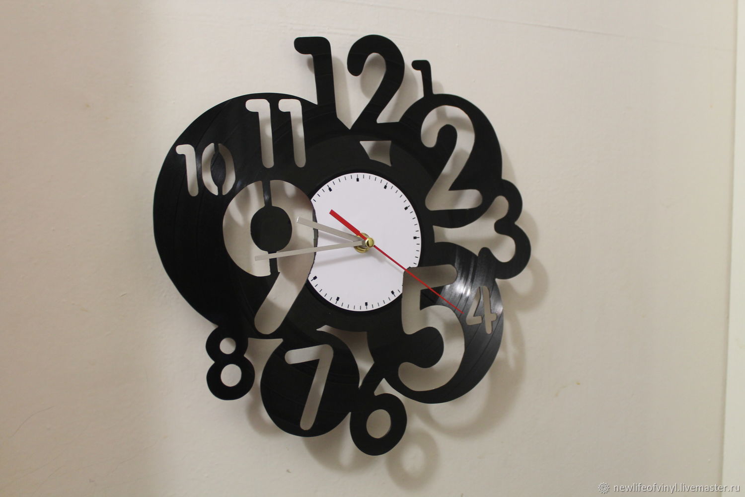 Часы из пластинки "Цифры" в интернет-магазине на Ярмарке Мастеров ...