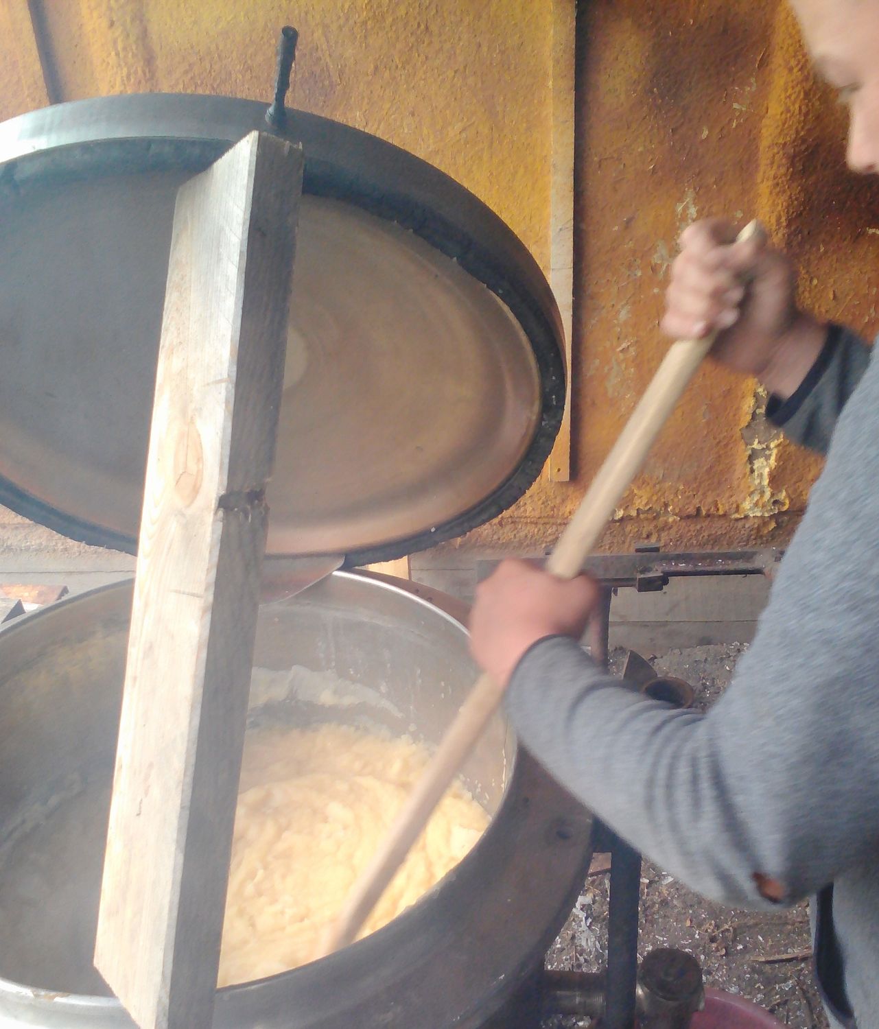 средний мыловар за работой