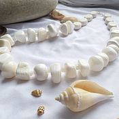 Multi-row necklace made of white and gray pearls