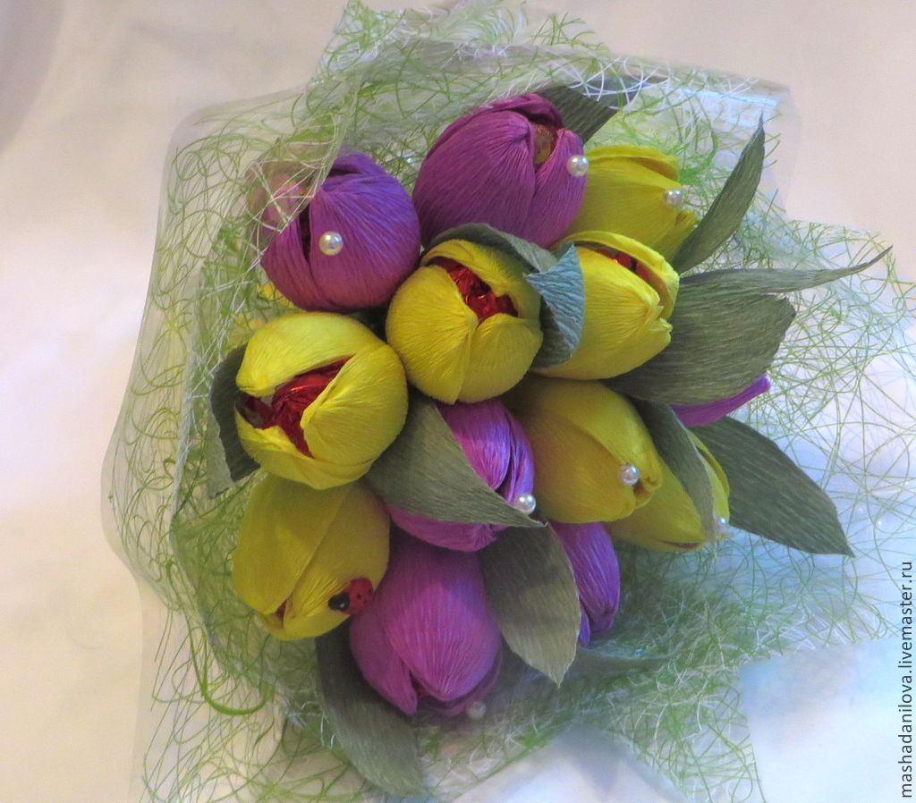 конфетный букет тюльпаны. букет из тюльпанов из конфет. тюльпаны из гофрированной бумаги. тюльпаны из конфет своими руками. букет тюльпанов из гофрированной бумаги с конфетами.