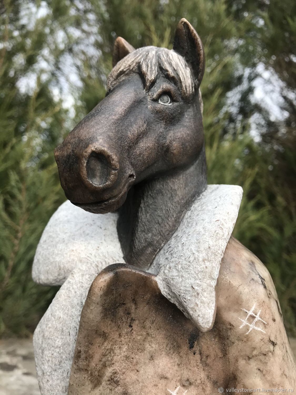 Скульптура конь в пальто