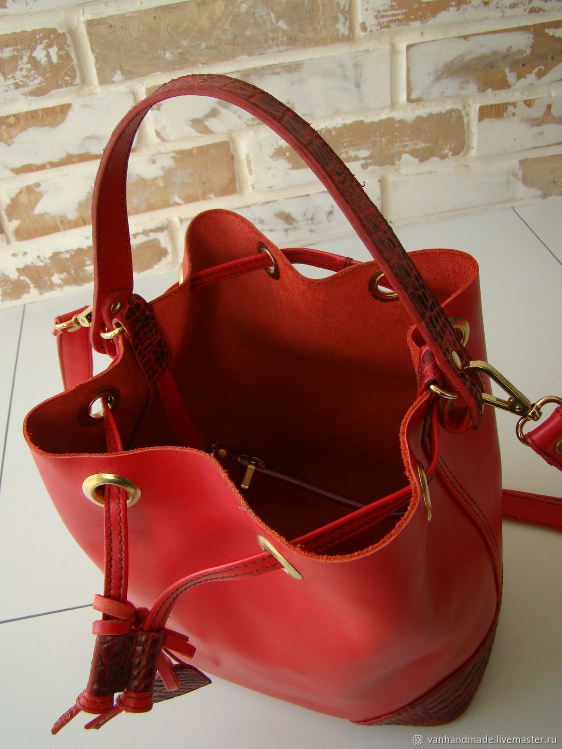 Стильная красная сумка