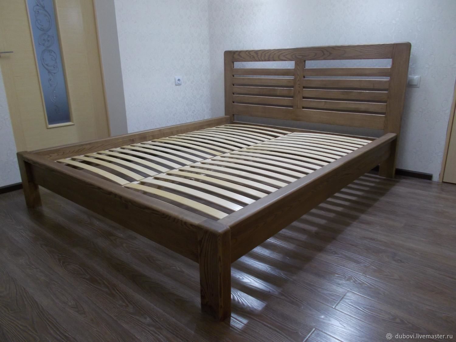Кровать с широкими царгами