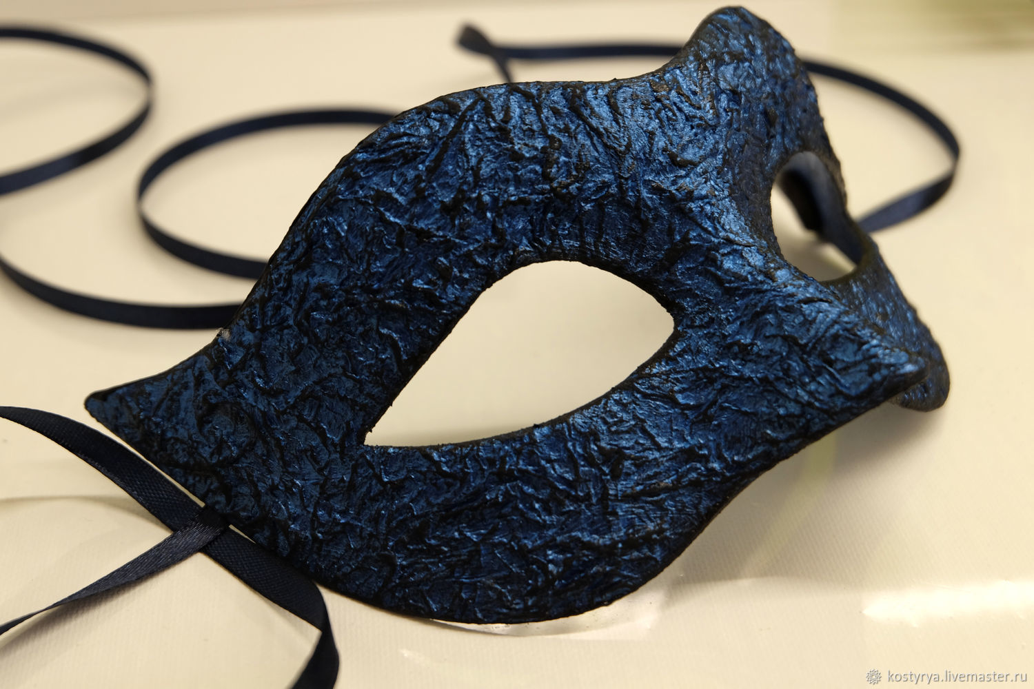 Красная маска синяя маска. Маска карнавальная черная. Синяя карнавальная маска. Маска "синяя". Чёрная с синим карнавальная маска.