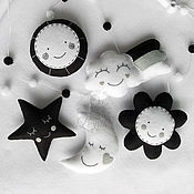 Черно-белый мобиль на кроватку из фетра "Котики"