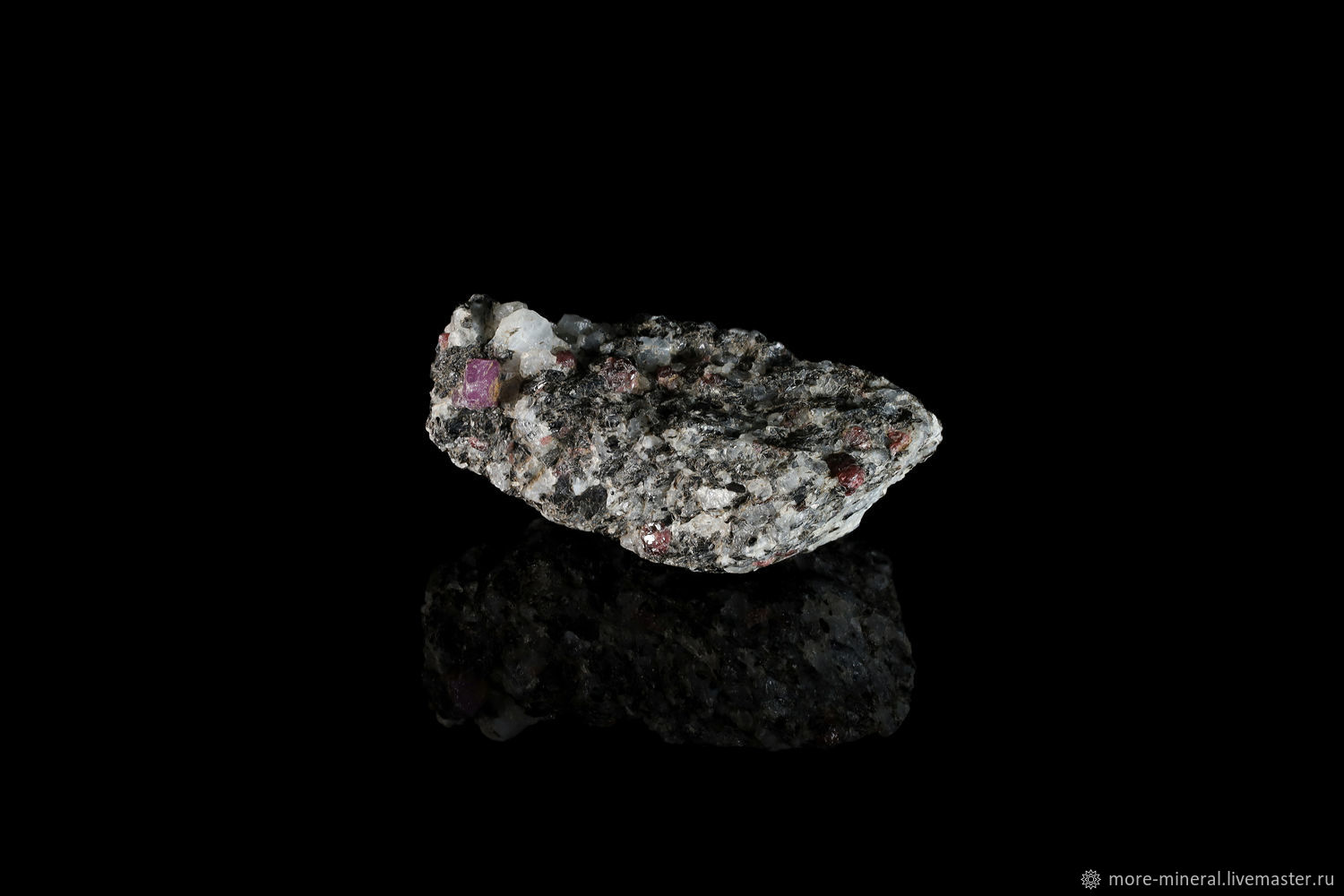 Корунд розовый на породе с андрадитовыми гранатами. 57х36х27 мм в ...