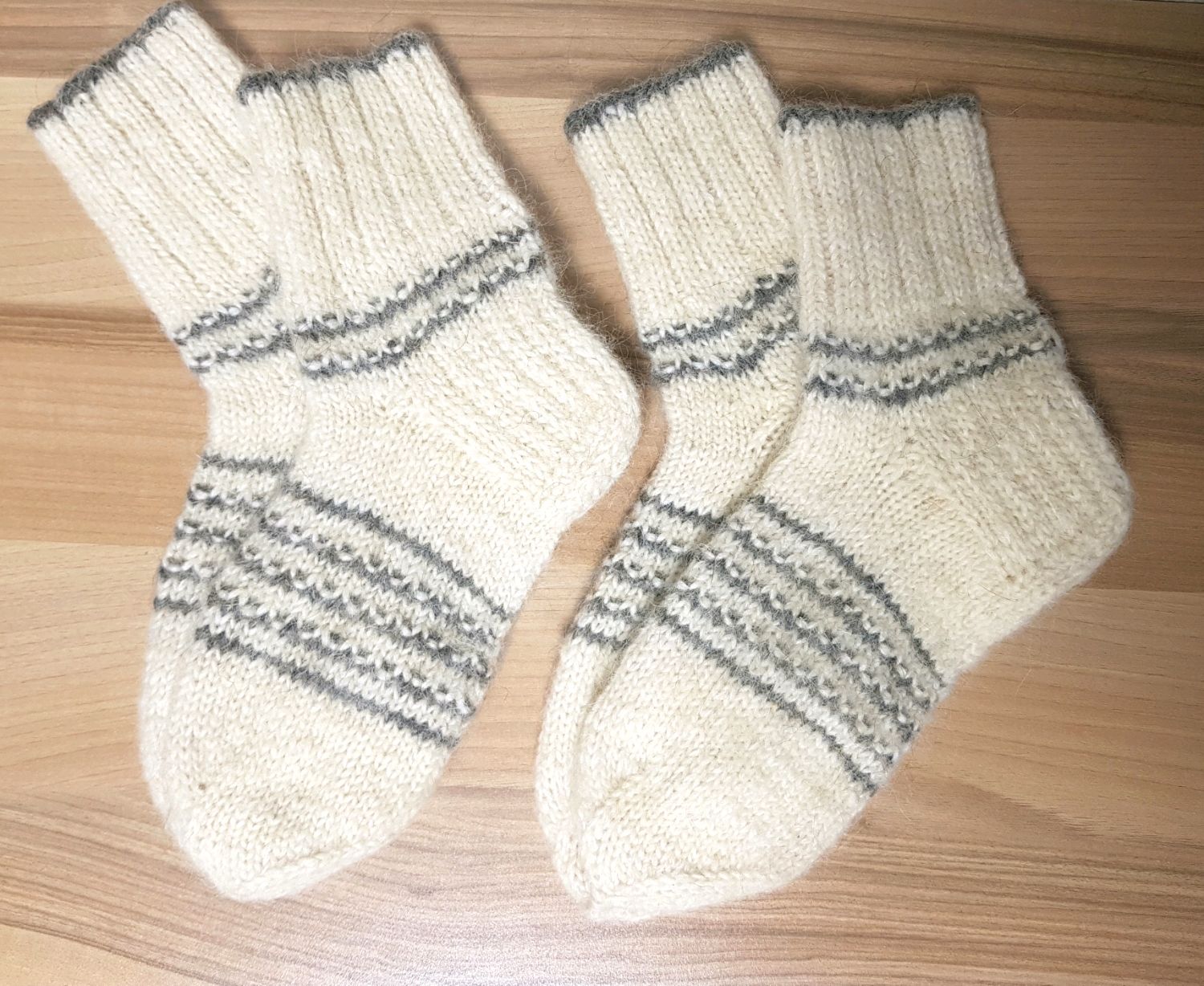 Носочки просто. Носки мужские YAMEINA Knitting. Вязание спицами носки. Носочки вязаные женские. Красивые носочки спицами.
