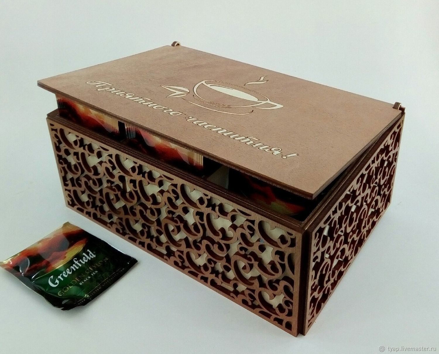 Чай шкатулка купить. Деревянная коробочка для чая. Деревянная коробочка для чая в пакетиках. Чай в деревянной шкатулке. Короб для чайных пакетиков.