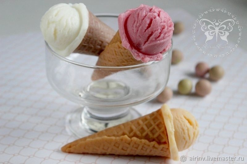 сицилийское джелато. мыльное мороженое. мороженое ручной работы. зефир мороженое в вафельном рожке. мороженое кружочками.
