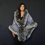 Poncho made of a scarf with artificial fur