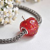 Украшения ручной работы. Ярмарка Мастеров - ручная работа Strawberry bracelet charm. Handmade.