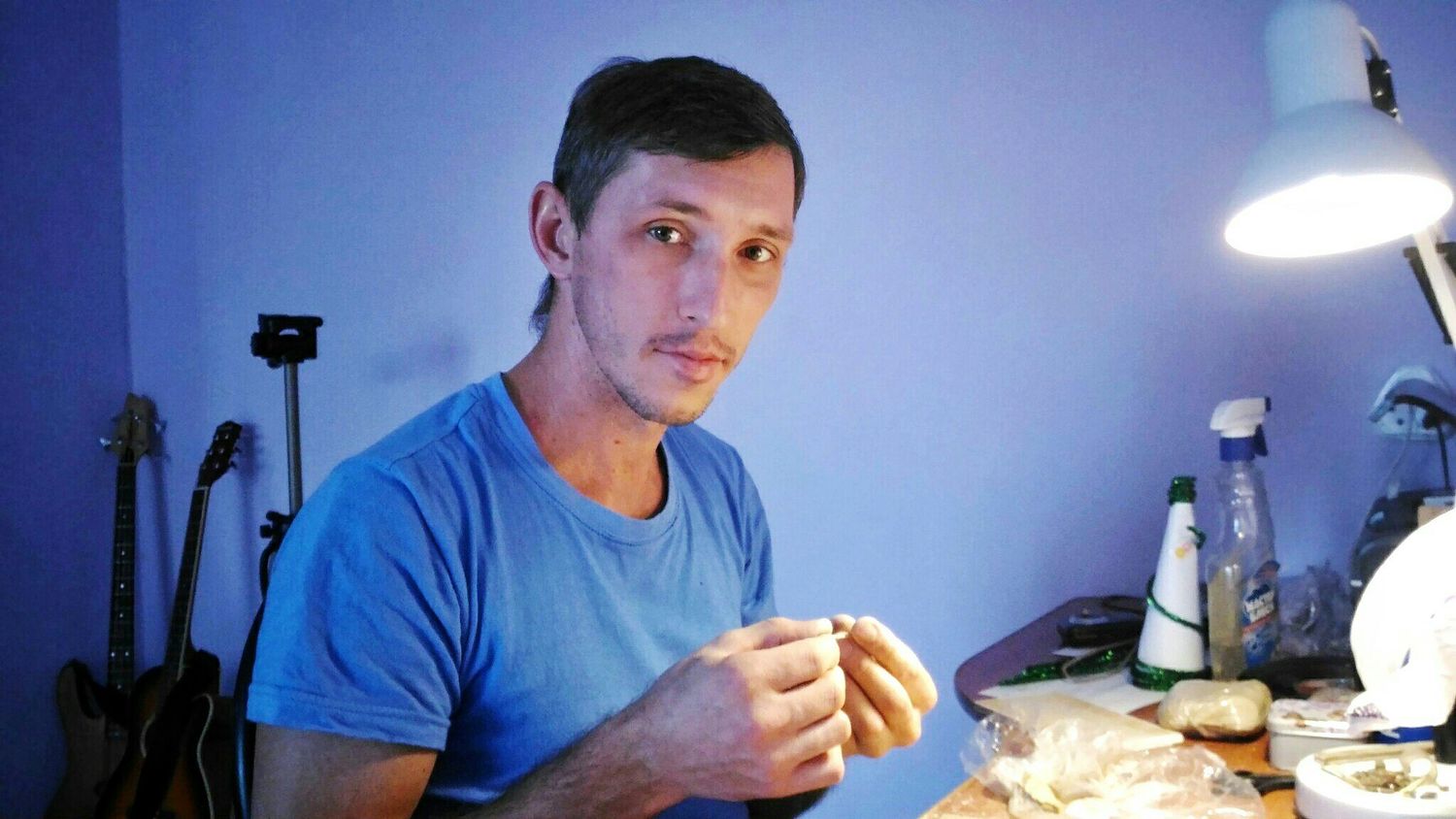Олег лепит бусы