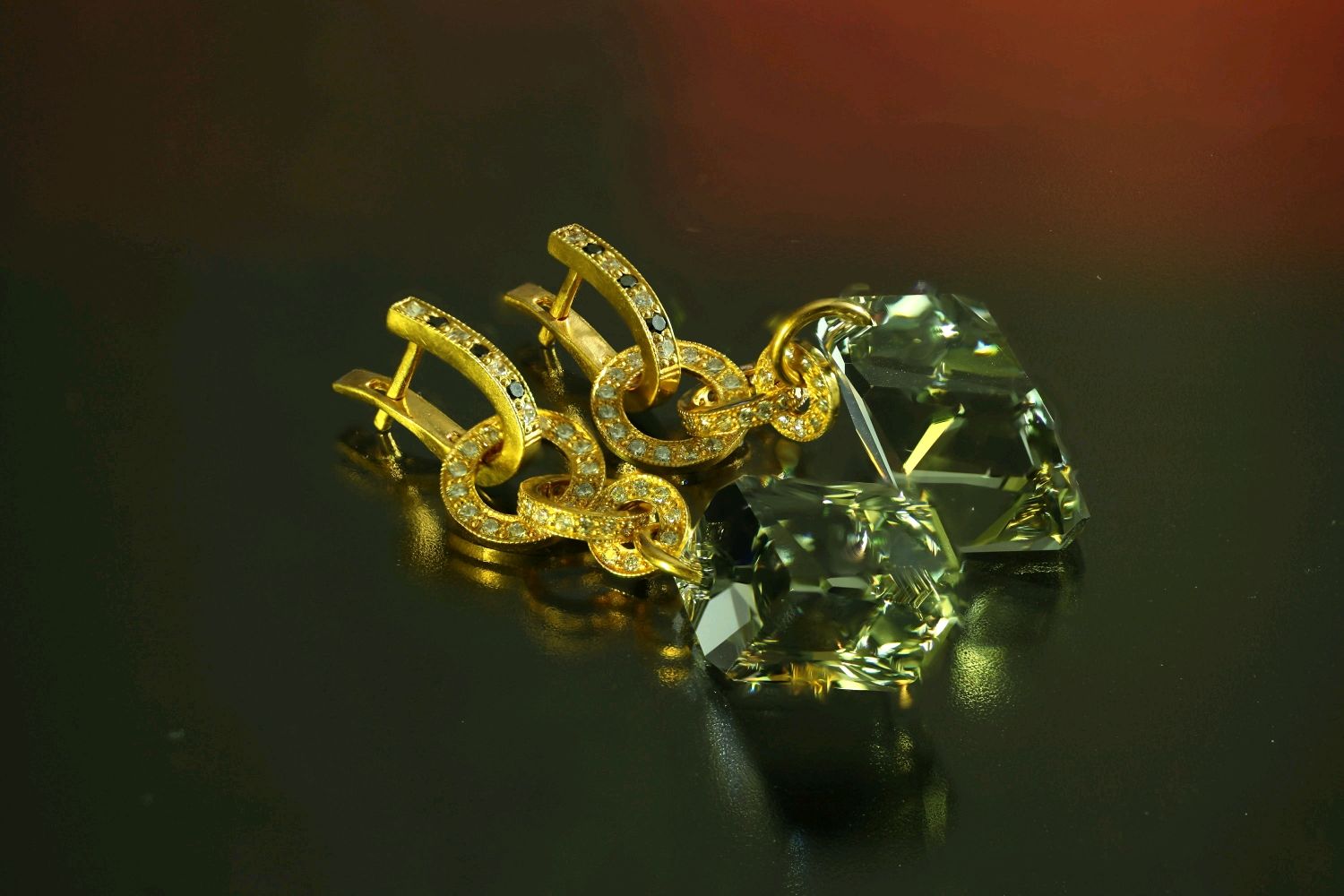 Золотые серьги с сваровскими камнями
