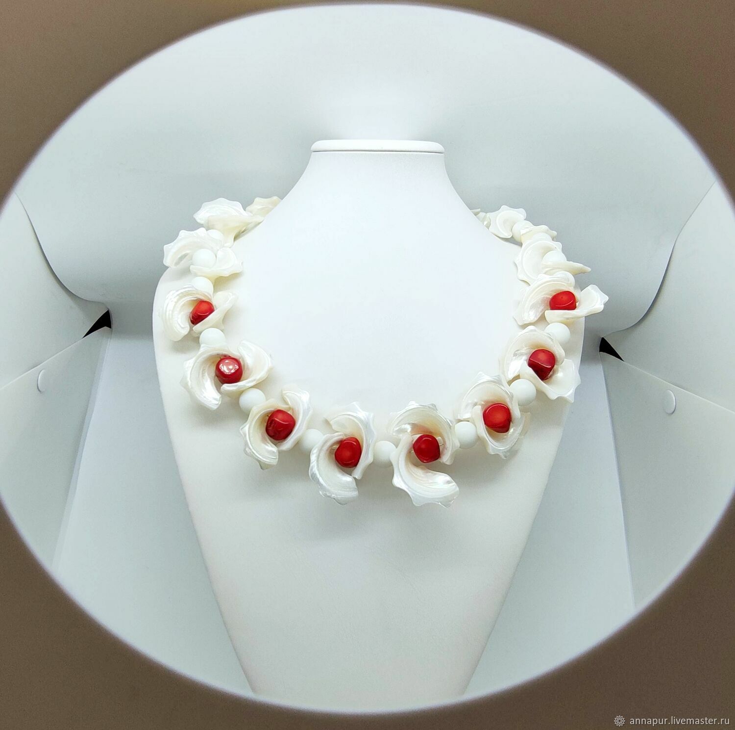 Красивое яркое красно-белое колье из кораллов и раковин Морские цветы ...