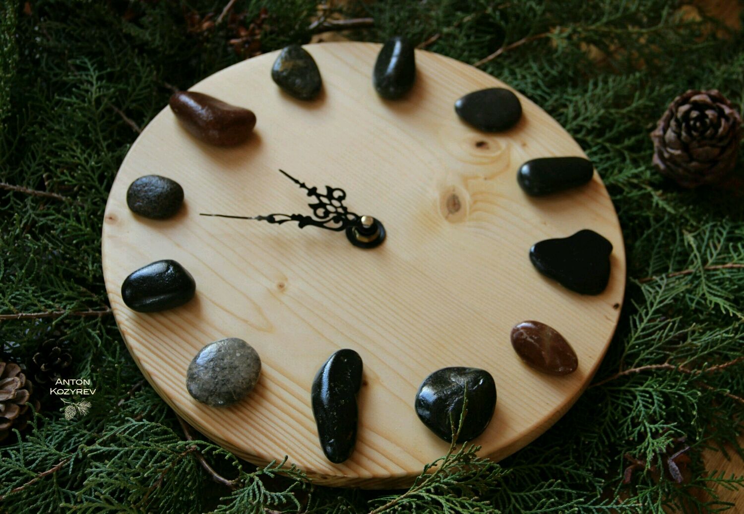 Часы из камня