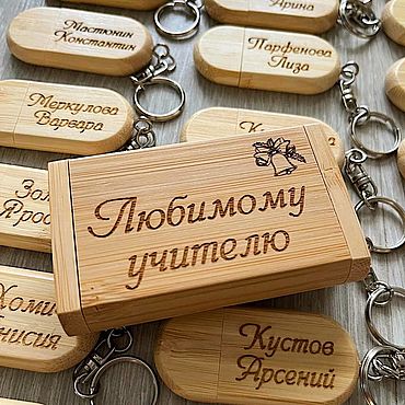Подарки и сувениры ручной работы. Ярмарка Мастеров - ручная работа Флешки в коробочках, именные, подарочные, с гравировкой, на выпускной. Handmade.