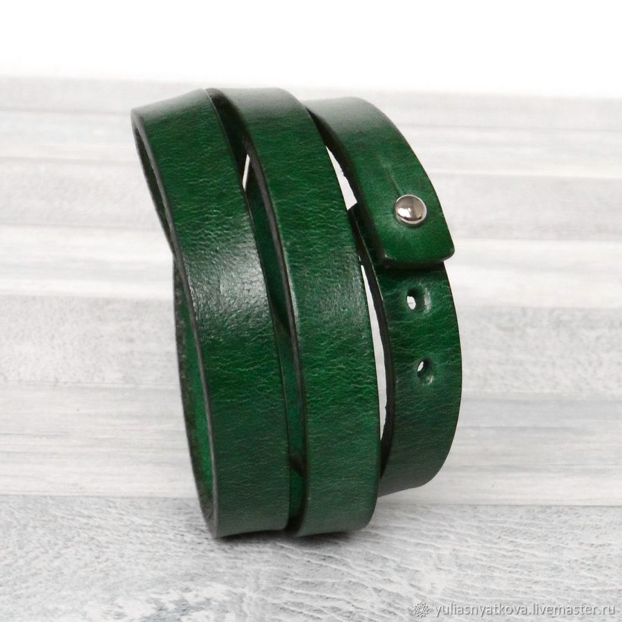 Зеленый кожаный браслет в три оборота