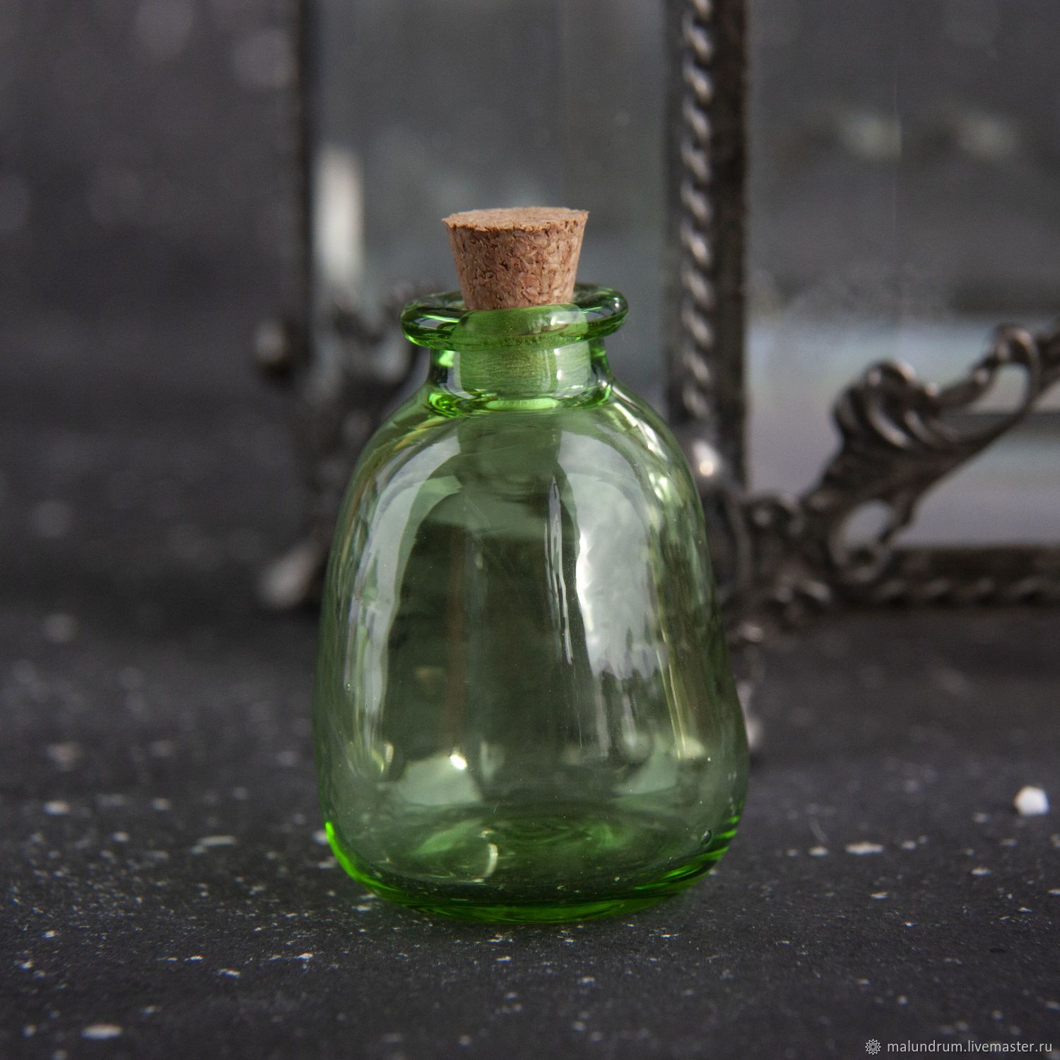 Купить бутылочки в москве. Коив Кристиан зеленый флакон. В бутылке зеленый. Бутылка зеленое стекло. Флакон с зеленой крышкой арабский.
