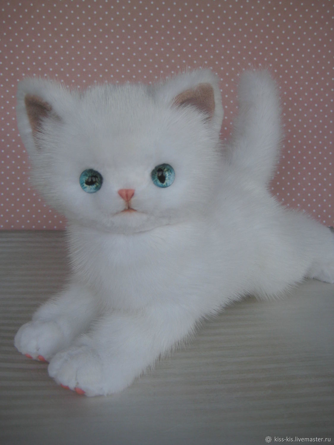 Белый котенок игрушка