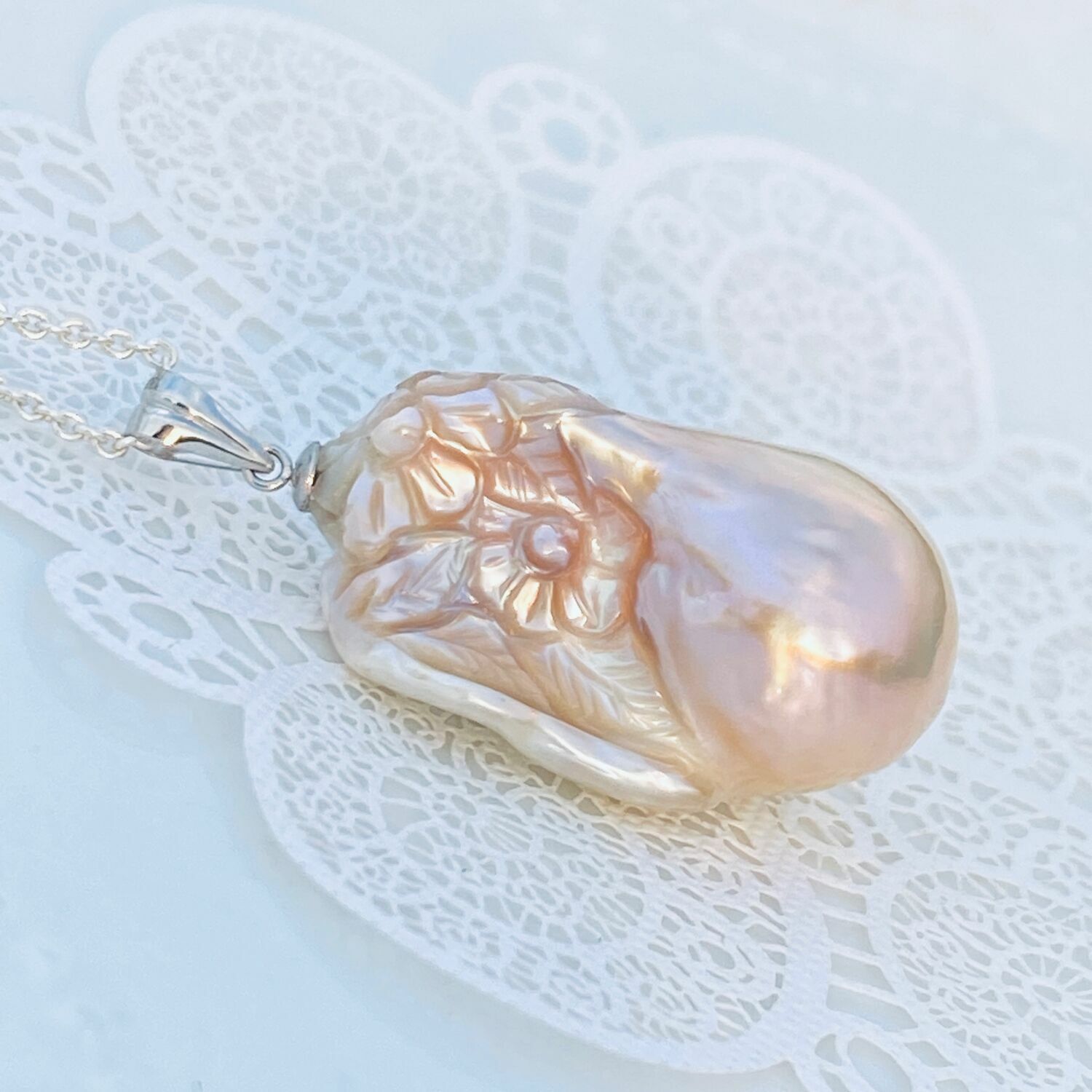 Золотой кулон с резным жемчугом купить купить в интернет-магазине ...