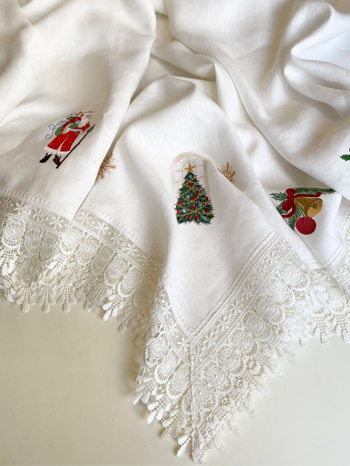 Новогодняя льняная скатерть с вышивкой и кружевом купить в интернет ...