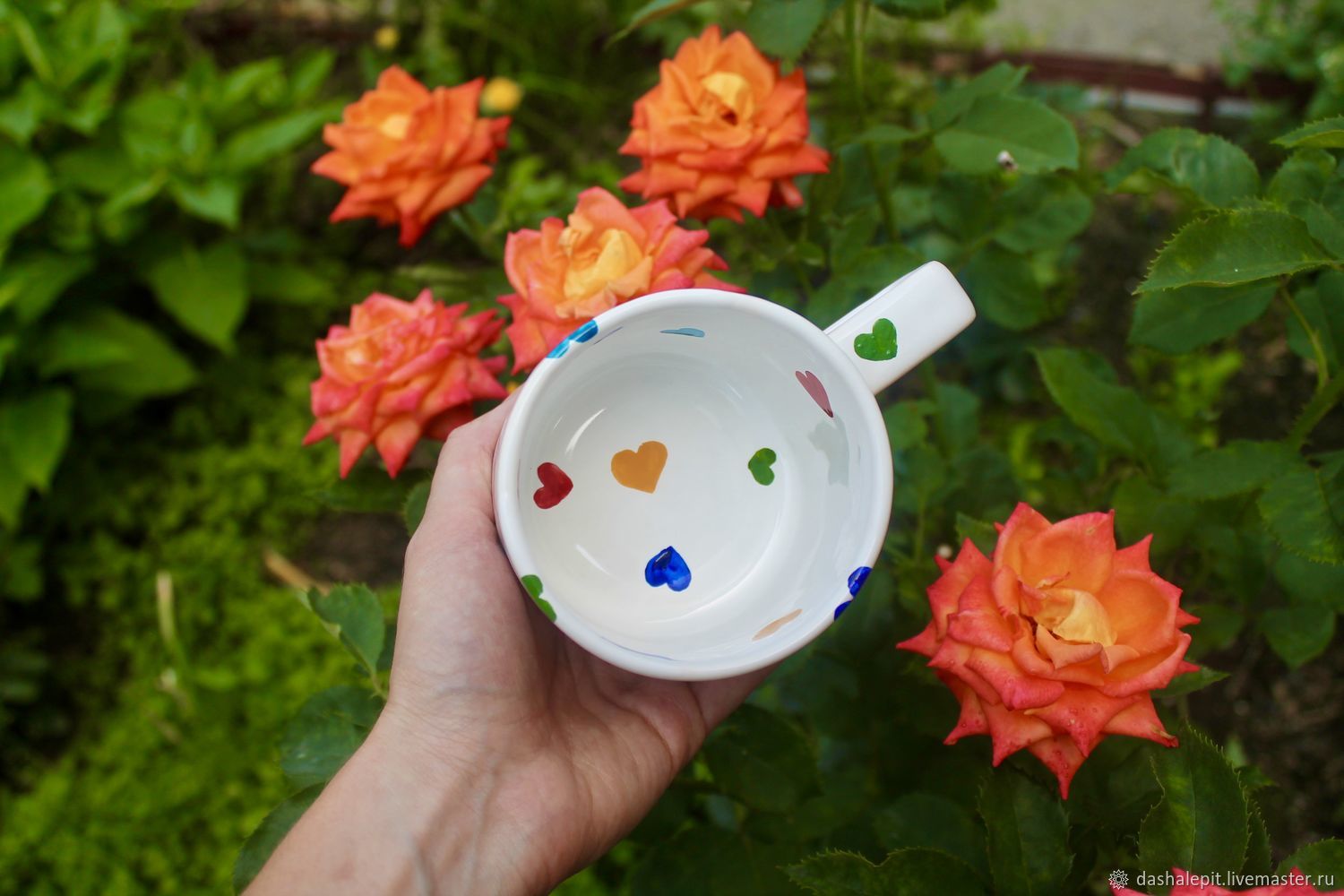 Ровная кружка с разноцветными сердечками в подарок любимому человеку в ...