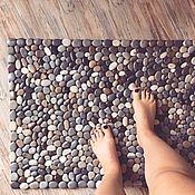 A rug of pebbles, interior