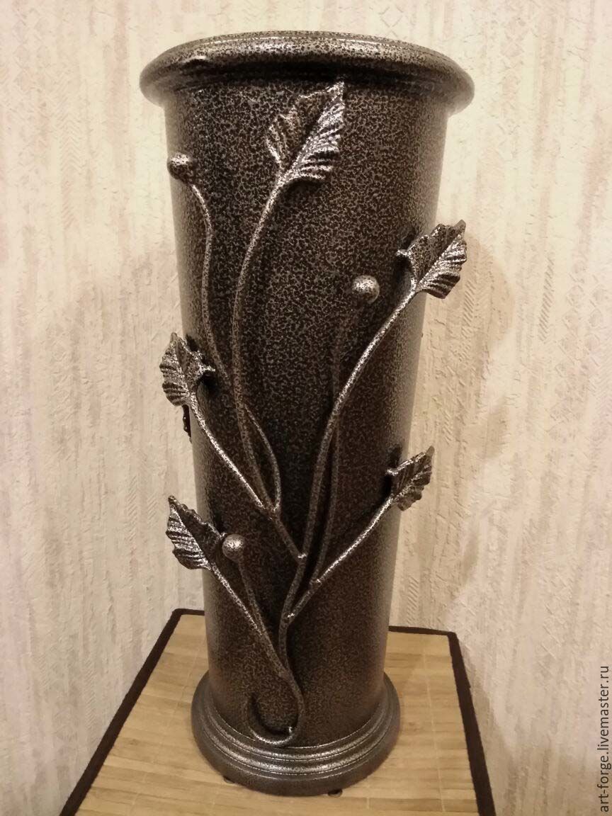 Фото вазы из металла на кладбище