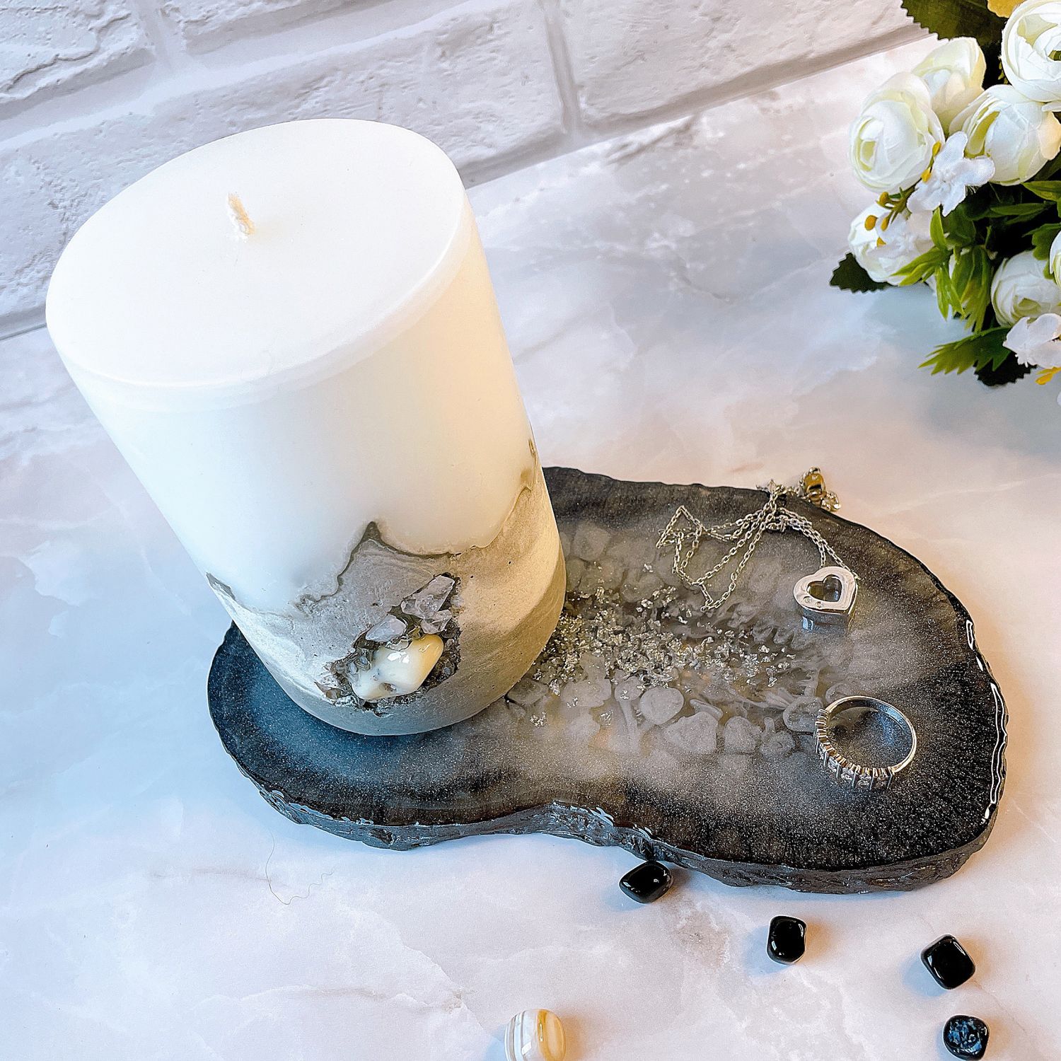 Свеча на подставке. Данный экземпляр продан на заказ в интернет ...