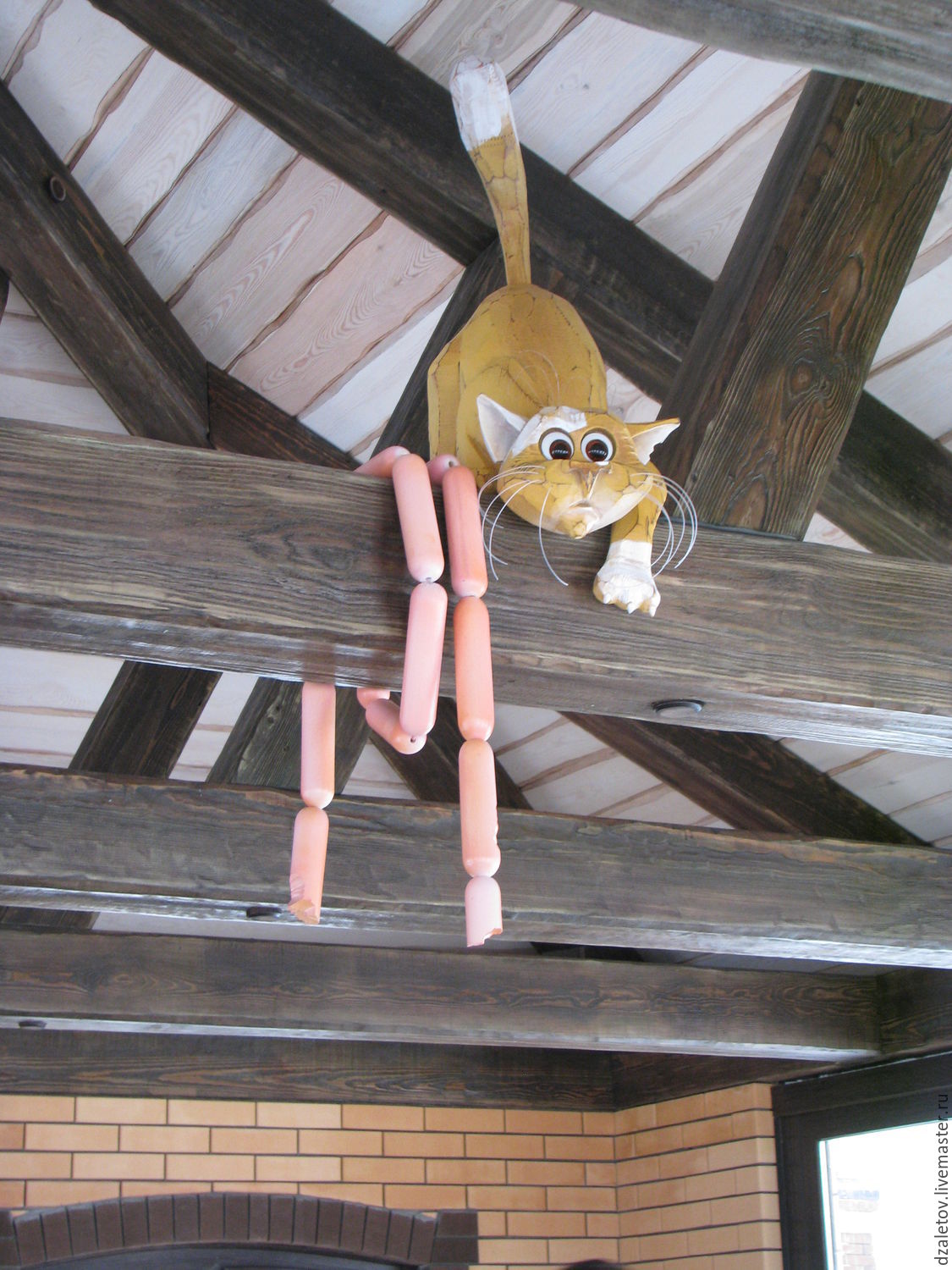 Беседка кота. Фигурки на крышу дома. Фигуры на крышу дома деревянные. Фигурка для крыши в виде кота. Деревянная скульптура кота.