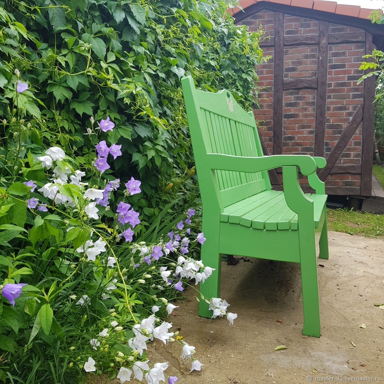 Скамейка в саду
