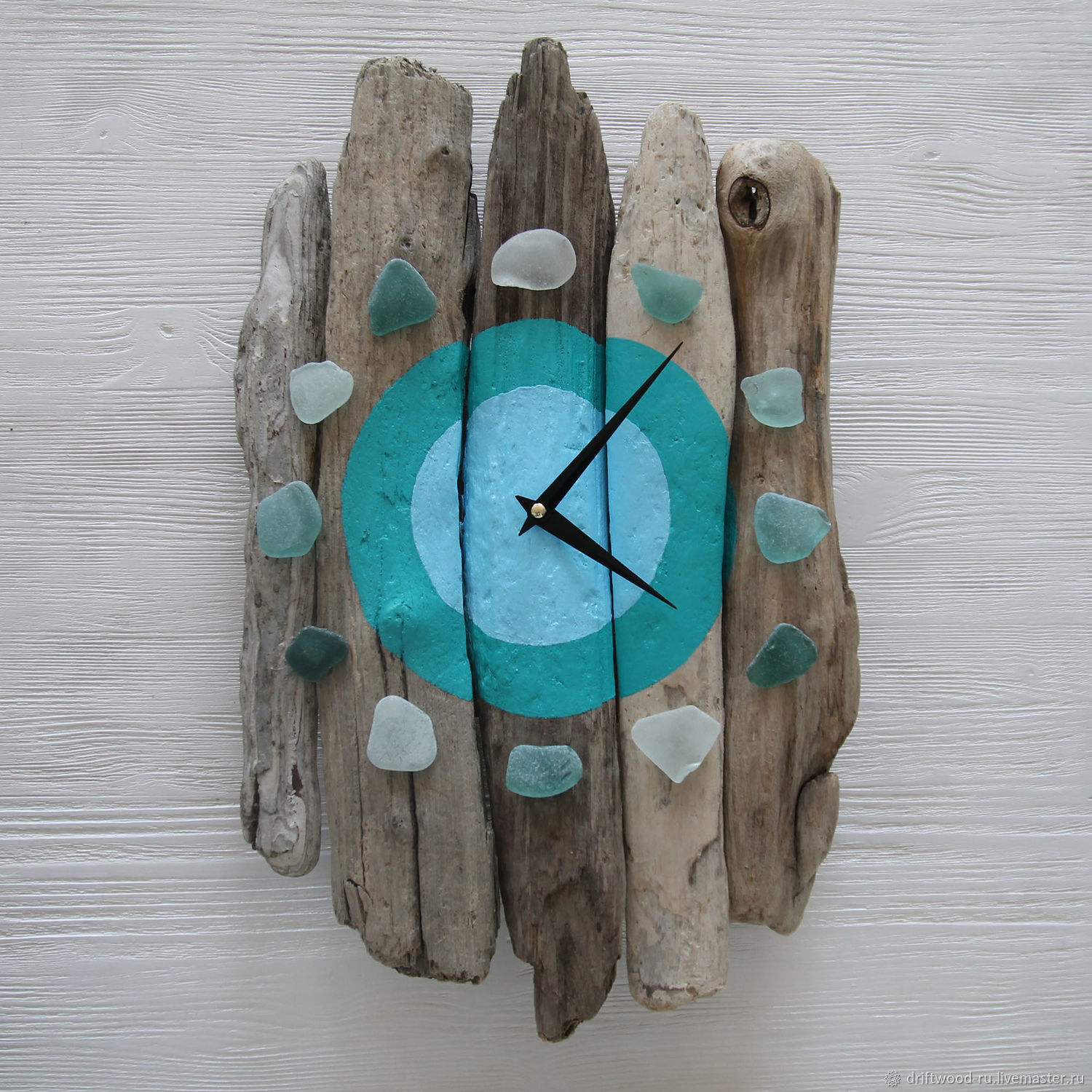 Часы из дерева и камней